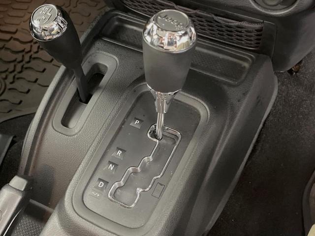 ジープ・ラングラーアンリミテッド サハラ　４ＷＤ　革シート／シートヒーター　ＡＬＰＩＮＥスピーカー　ナビ　クルーズコントロール　バック／サイドカメラ　フルセグＴＶ　Ｂｌｕｅｔｏｏｔｈ　ＣＤ／ＤＶＤ　純正１８インチＡＷ　オートライト　ＥＴＣ（44枚目）