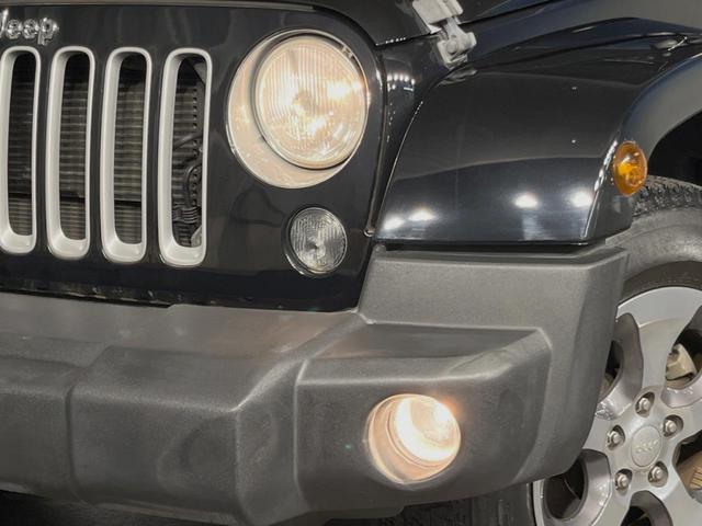 ジープ・ラングラーアンリミテッド サハラ　４ＷＤ　革シート／シートヒーター　ＡＬＰＩＮＥスピーカー　ナビ　クルーズコントロール　バック／サイドカメラ　フルセグＴＶ　Ｂｌｕｅｔｏｏｔｈ　ＣＤ／ＤＶＤ　純正１８インチＡＷ　オートライト　ＥＴＣ（46枚目）