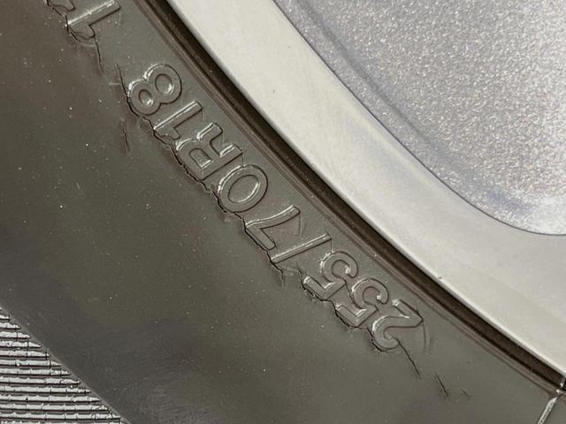 ジープ・ラングラーアンリミテッド サハラ　４ＷＤ　革シート／シートヒーター　ＡＬＰＩＮＥスピーカー　ナビ　クルーズコントロール　バック／サイドカメラ　フルセグＴＶ　Ｂｌｕｅｔｏｏｔｈ　ＣＤ／ＤＶＤ　純正１８インチＡＷ　オートライト　ＥＴＣ（47枚目）