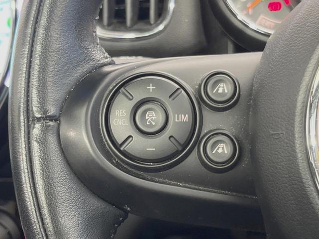 ＭＩＮＩ クーパーＤ　クロスオーバー　サンルーフ　ペッパーＰＫＧ　ＬＥＤヘッドライト／フォグランプ　アクティブクルーズコントロール　インテリジェントセーフティ　純正ナビ　バックカメラ　電動リアゲート　純正１７インチＡＷ　ミラー内蔵ＥＴＣ（5枚目）