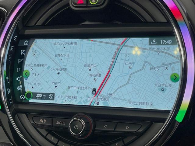 ＭＩＮＩ クーパーＤ　クロスオーバー　サンルーフ　ペッパーＰＫＧ　ＬＥＤヘッドライト／フォグランプ　アクティブクルーズコントロール　インテリジェントセーフティ　純正ナビ　バックカメラ　電動リアゲート　純正１７インチＡＷ　ミラー内蔵ＥＴＣ（7枚目）