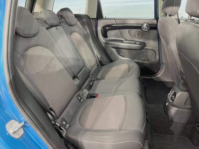 ＭＩＮＩ クーパーＤ　クロスオーバー　サンルーフ　ペッパーＰＫＧ　ＬＥＤヘッドライト／フォグランプ　アクティブクルーズコントロール　インテリジェントセーフティ　純正ナビ　バックカメラ　電動リアゲート　純正１７インチＡＷ　ミラー内蔵ＥＴＣ（11枚目）