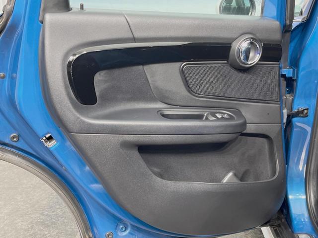 ＭＩＮＩ クーパーＤ　クロスオーバー　サンルーフ　ペッパーＰＫＧ　ＬＥＤヘッドライト／フォグランプ　アクティブクルーズコントロール　インテリジェントセーフティ　純正ナビ　バックカメラ　電動リアゲート　純正１７インチＡＷ　ミラー内蔵ＥＴＣ（27枚目）