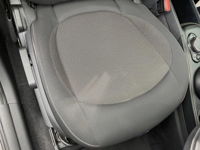 ＭＩＮＩ クーパーＤ　クロスオーバー　サンルーフ　ペッパーＰＫＧ　ＬＥＤヘッドライト／フォグランプ　アクティブクルーズコントロール　インテリジェントセーフティ　純正ナビ　バックカメラ　電動リアゲート　純正１７インチＡＷ　ミラー内蔵ＥＴＣ（29枚目）