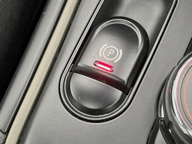 ＭＩＮＩ クーパーＤ　クロスオーバー　サンルーフ　ペッパーＰＫＧ　ＬＥＤヘッドライト／フォグランプ　アクティブクルーズコントロール　インテリジェントセーフティ　純正ナビ　バックカメラ　電動リアゲート　純正１７インチＡＷ　ミラー内蔵ＥＴＣ（48枚目）