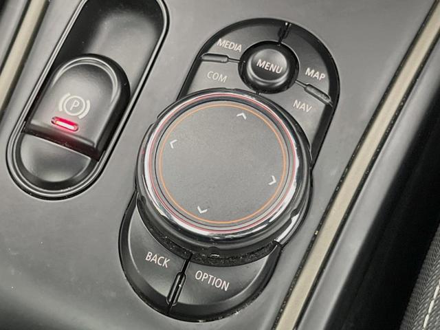 ＭＩＮＩ クーパーＤ　クロスオーバー　サンルーフ　ペッパーＰＫＧ　ＬＥＤヘッドライト／フォグランプ　アクティブクルーズコントロール　インテリジェントセーフティ　純正ナビ　バックカメラ　電動リアゲート　純正１７インチＡＷ　ミラー内蔵ＥＴＣ（49枚目）