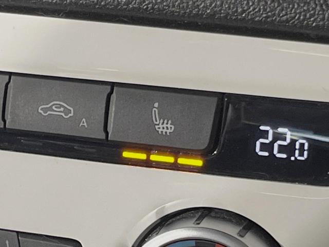 ザ・ビートル デザインレザーパッケージ クルーズコントロール パークディスタンスコントロール カミングホーム/リビングホーム ナビ フルセグTV 前席シートヒーター/ブラック革シート HIDヘッドライト 純正17インチAW パドルシフト(7枚目)