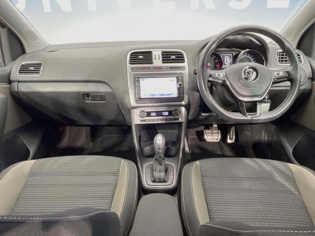 ポロ クロスポロ　アダプティブクルーズコントロール　ＨＩＤヘッドランプＰＫＧ　７１６ＳＤＣＷＰＫＧ　バックカメラ　ＣＤ／ＤＶＤ再生　フルセグＴＶ　純正１７インチＡＷ　オートエアコン　衝突被害軽減ブレーキ　キーレス（2枚目）