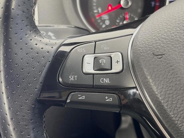 ポロ クロスポロ　アダプティブクルーズコントロール　ＨＩＤヘッドランプＰＫＧ　７１６ＳＤＣＷＰＫＧ　バックカメラ　ＣＤ／ＤＶＤ再生　フルセグＴＶ　純正１７インチＡＷ　オートエアコン　衝突被害軽減ブレーキ　キーレス（4枚目）