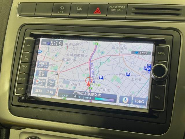 ポロ クロスポロ　アダプティブクルーズコントロール　ＨＩＤヘッドランプＰＫＧ　７１６ＳＤＣＷＰＫＧ　バックカメラ　ＣＤ／ＤＶＤ再生　フルセグＴＶ　純正１７インチＡＷ　オートエアコン　衝突被害軽減ブレーキ　キーレス（5枚目）