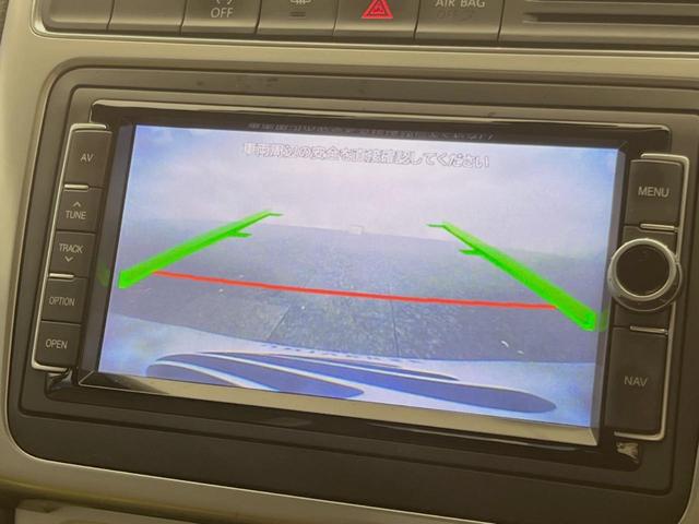 ポロ クロスポロ　アダプティブクルーズコントロール　ＨＩＤヘッドランプＰＫＧ　７１６ＳＤＣＷＰＫＧ　バックカメラ　ＣＤ／ＤＶＤ再生　フルセグＴＶ　純正１７インチＡＷ　オートエアコン　衝突被害軽減ブレーキ　キーレス（6枚目）
