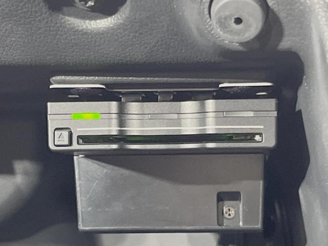 ポロ クロスポロ　アダプティブクルーズコントロール　ＨＩＤヘッドランプＰＫＧ　７１６ＳＤＣＷＰＫＧ　バックカメラ　ＣＤ／ＤＶＤ再生　フルセグＴＶ　純正１７インチＡＷ　オートエアコン　衝突被害軽減ブレーキ　キーレス（8枚目）