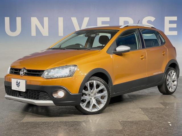 ポロ クロスポロ　アダプティブクルーズコントロール　ＨＩＤヘッドランプＰＫＧ　７１６ＳＤＣＷＰＫＧ　バックカメラ　ＣＤ／ＤＶＤ再生　フルセグＴＶ　純正１７インチＡＷ　オートエアコン　衝突被害軽減ブレーキ　キーレス（9枚目）