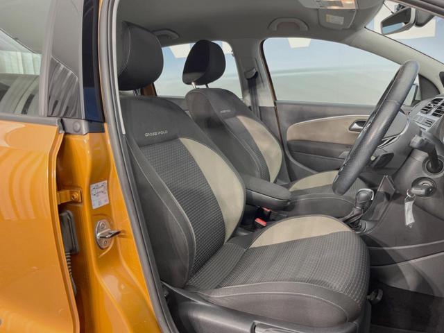 ポロ クロスポロ　アダプティブクルーズコントロール　ＨＩＤヘッドランプＰＫＧ　７１６ＳＤＣＷＰＫＧ　バックカメラ　ＣＤ／ＤＶＤ再生　フルセグＴＶ　純正１７インチＡＷ　オートエアコン　衝突被害軽減ブレーキ　キーレス（10枚目）