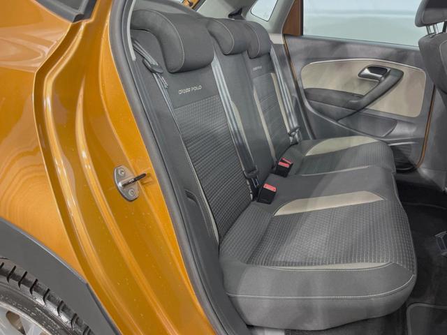 ポロ クロスポロ　アダプティブクルーズコントロール　ＨＩＤヘッドランプＰＫＧ　７１６ＳＤＣＷＰＫＧ　バックカメラ　ＣＤ／ＤＶＤ再生　フルセグＴＶ　純正１７インチＡＷ　オートエアコン　衝突被害軽減ブレーキ　キーレス（11枚目）