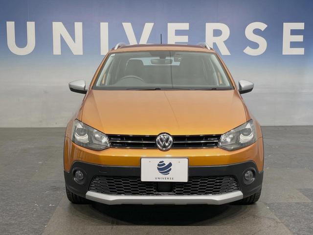 ポロ クロスポロ　アダプティブクルーズコントロール　ＨＩＤヘッドランプＰＫＧ　７１６ＳＤＣＷＰＫＧ　バックカメラ　ＣＤ／ＤＶＤ再生　フルセグＴＶ　純正１７インチＡＷ　オートエアコン　衝突被害軽減ブレーキ　キーレス（12枚目）