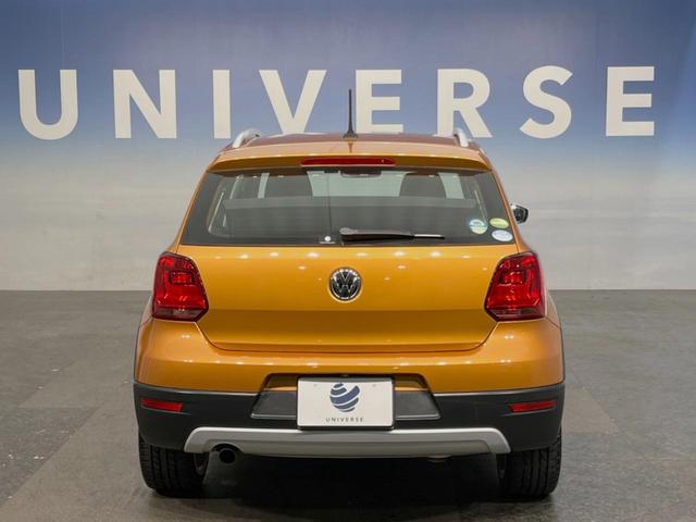 ポロ クロスポロ　アダプティブクルーズコントロール　ＨＩＤヘッドランプＰＫＧ　７１６ＳＤＣＷＰＫＧ　バックカメラ　ＣＤ／ＤＶＤ再生　フルセグＴＶ　純正１７インチＡＷ　オートエアコン　衝突被害軽減ブレーキ　キーレス（13枚目）