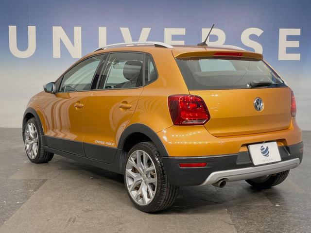 ポロ クロスポロ　アダプティブクルーズコントロール　ＨＩＤヘッドランプＰＫＧ　７１６ＳＤＣＷＰＫＧ　バックカメラ　ＣＤ／ＤＶＤ再生　フルセグＴＶ　純正１７インチＡＷ　オートエアコン　衝突被害軽減ブレーキ　キーレス（15枚目）