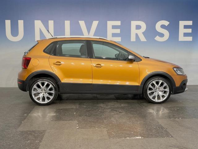 ポロ クロスポロ　アダプティブクルーズコントロール　ＨＩＤヘッドランプＰＫＧ　７１６ＳＤＣＷＰＫＧ　バックカメラ　ＣＤ／ＤＶＤ再生　フルセグＴＶ　純正１７インチＡＷ　オートエアコン　衝突被害軽減ブレーキ　キーレス（16枚目）