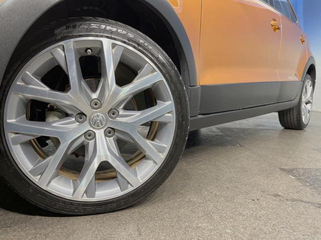 ポロ クロスポロ　アダプティブクルーズコントロール　ＨＩＤヘッドランプＰＫＧ　７１６ＳＤＣＷＰＫＧ　バックカメラ　ＣＤ／ＤＶＤ再生　フルセグＴＶ　純正１７インチＡＷ　オートエアコン　衝突被害軽減ブレーキ　キーレス（18枚目）