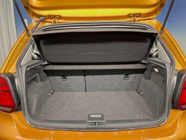 ポロ クロスポロ　アダプティブクルーズコントロール　ＨＩＤヘッドランプＰＫＧ　７１６ＳＤＣＷＰＫＧ　バックカメラ　ＣＤ／ＤＶＤ再生　フルセグＴＶ　純正１７インチＡＷ　オートエアコン　衝突被害軽減ブレーキ　キーレス（19枚目）