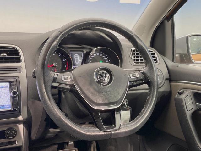 ポロ クロスポロ　アダプティブクルーズコントロール　ＨＩＤヘッドランプＰＫＧ　７１６ＳＤＣＷＰＫＧ　バックカメラ　ＣＤ／ＤＶＤ再生　フルセグＴＶ　純正１７インチＡＷ　オートエアコン　衝突被害軽減ブレーキ　キーレス（20枚目）