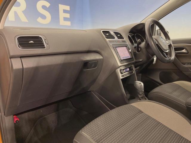 ポロ クロスポロ　アダプティブクルーズコントロール　ＨＩＤヘッドランプＰＫＧ　７１６ＳＤＣＷＰＫＧ　バックカメラ　ＣＤ／ＤＶＤ再生　フルセグＴＶ　純正１７インチＡＷ　オートエアコン　衝突被害軽減ブレーキ　キーレス（21枚目）