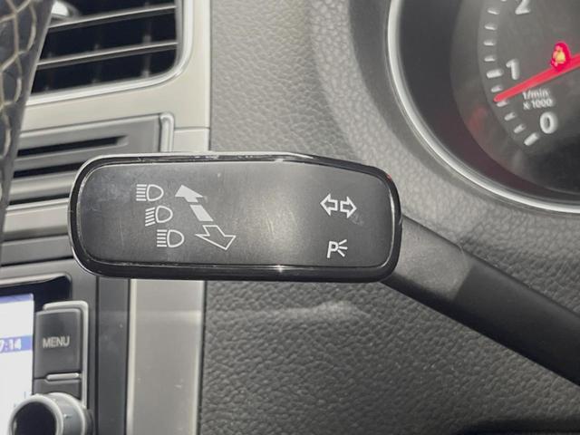 ポロ クロスポロ　アダプティブクルーズコントロール　ＨＩＤヘッドランプＰＫＧ　７１６ＳＤＣＷＰＫＧ　バックカメラ　ＣＤ／ＤＶＤ再生　フルセグＴＶ　純正１７インチＡＷ　オートエアコン　衝突被害軽減ブレーキ　キーレス（22枚目）