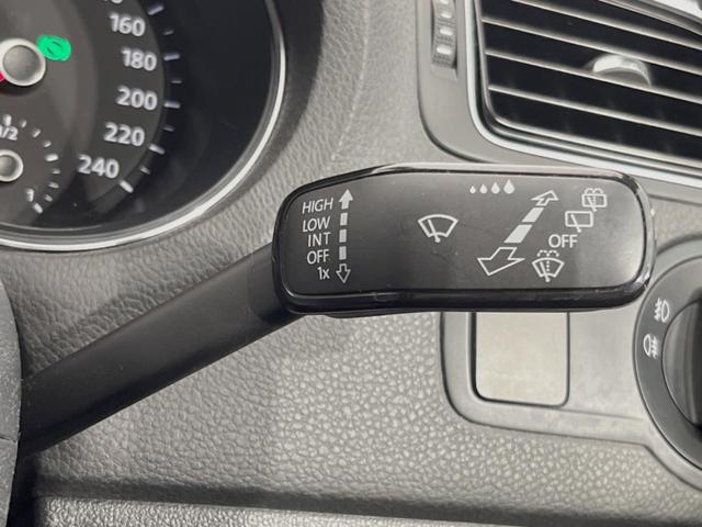 ポロ クロスポロ　アダプティブクルーズコントロール　ＨＩＤヘッドランプＰＫＧ　７１６ＳＤＣＷＰＫＧ　バックカメラ　ＣＤ／ＤＶＤ再生　フルセグＴＶ　純正１７インチＡＷ　オートエアコン　衝突被害軽減ブレーキ　キーレス（23枚目）