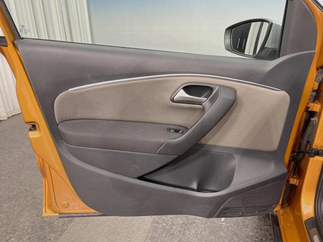 ポロ クロスポロ　アダプティブクルーズコントロール　ＨＩＤヘッドランプＰＫＧ　７１６ＳＤＣＷＰＫＧ　バックカメラ　ＣＤ／ＤＶＤ再生　フルセグＴＶ　純正１７インチＡＷ　オートエアコン　衝突被害軽減ブレーキ　キーレス（29枚目）