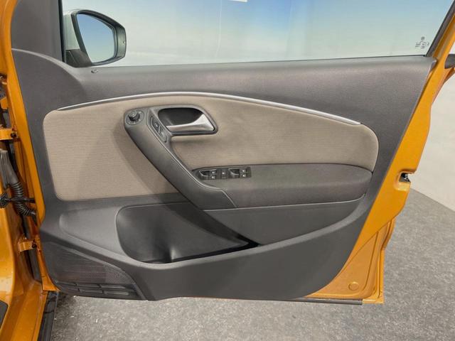 ポロ クロスポロ　アダプティブクルーズコントロール　ＨＩＤヘッドランプＰＫＧ　７１６ＳＤＣＷＰＫＧ　バックカメラ　ＣＤ／ＤＶＤ再生　フルセグＴＶ　純正１７インチＡＷ　オートエアコン　衝突被害軽減ブレーキ　キーレス（30枚目）