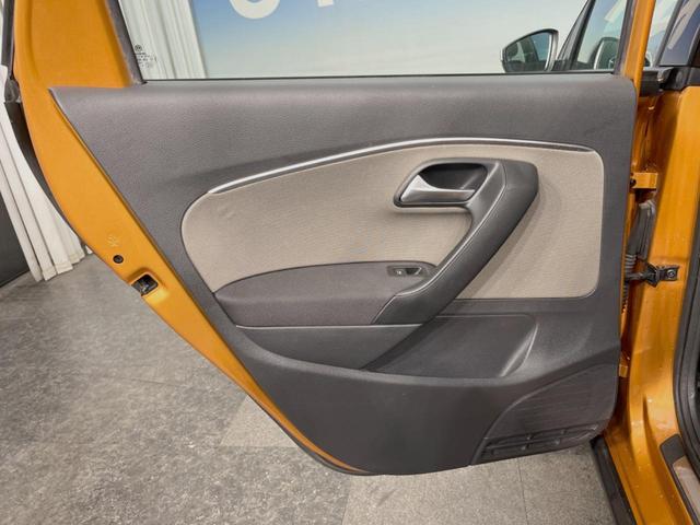 ポロ クロスポロ　アダプティブクルーズコントロール　ＨＩＤヘッドランプＰＫＧ　７１６ＳＤＣＷＰＫＧ　バックカメラ　ＣＤ／ＤＶＤ再生　フルセグＴＶ　純正１７インチＡＷ　オートエアコン　衝突被害軽減ブレーキ　キーレス（31枚目）