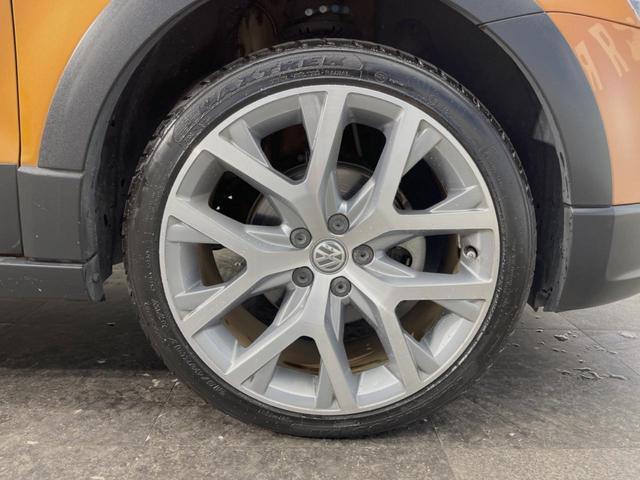 ポロ クロスポロ　アダプティブクルーズコントロール　ＨＩＤヘッドランプＰＫＧ　７１６ＳＤＣＷＰＫＧ　バックカメラ　ＣＤ／ＤＶＤ再生　フルセグＴＶ　純正１７インチＡＷ　オートエアコン　衝突被害軽減ブレーキ　キーレス（33枚目）