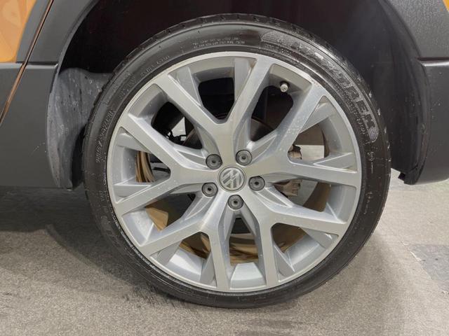 ポロ クロスポロ　アダプティブクルーズコントロール　ＨＩＤヘッドランプＰＫＧ　７１６ＳＤＣＷＰＫＧ　バックカメラ　ＣＤ／ＤＶＤ再生　フルセグＴＶ　純正１７インチＡＷ　オートエアコン　衝突被害軽減ブレーキ　キーレス（35枚目）