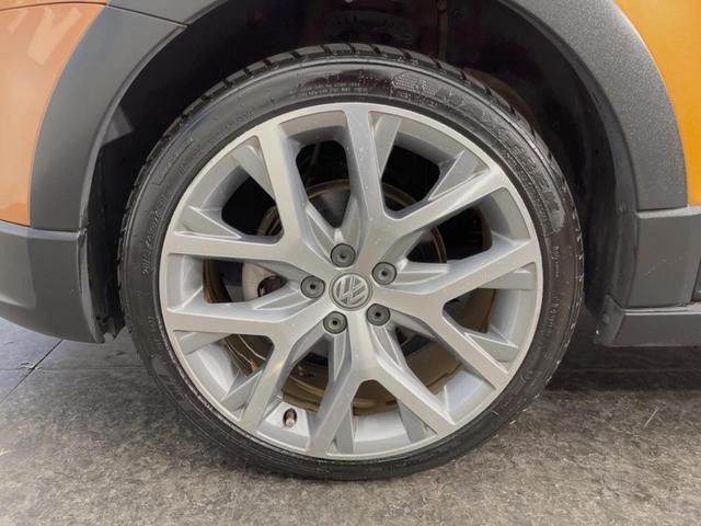 ポロ クロスポロ　アダプティブクルーズコントロール　ＨＩＤヘッドランプＰＫＧ　７１６ＳＤＣＷＰＫＧ　バックカメラ　ＣＤ／ＤＶＤ再生　フルセグＴＶ　純正１７インチＡＷ　オートエアコン　衝突被害軽減ブレーキ　キーレス（36枚目）