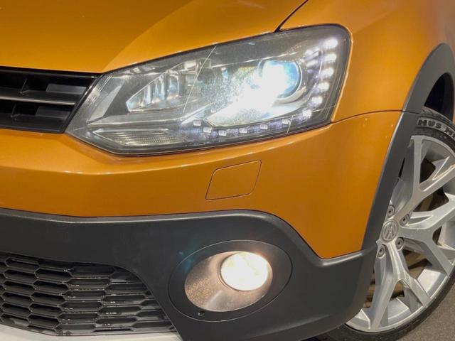 ポロ クロスポロ　アダプティブクルーズコントロール　ＨＩＤヘッドランプＰＫＧ　７１６ＳＤＣＷＰＫＧ　バックカメラ　ＣＤ／ＤＶＤ再生　フルセグＴＶ　純正１７インチＡＷ　オートエアコン　衝突被害軽減ブレーキ　キーレス（49枚目）