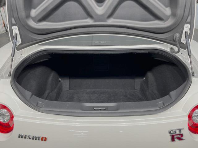 ＧＴ－Ｒ ニスモ　４ＷＤ　ＢＯＳＥサウンドシステム　ドライカーボン製トランクリッド　ＲＡＹＳ製２０インチアルミ　ＲＥＣＡＲＯ製ＮＩＳＭＯロゴ入シート　クルコン　純正ナビ　バックカメラ　エンドレス製ブレーキローター（19枚目）