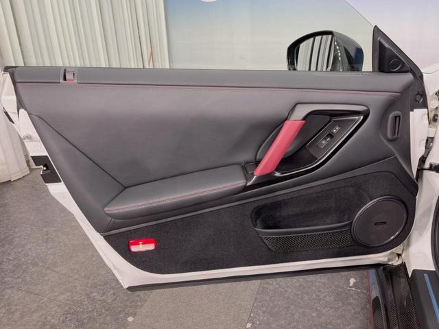 ＧＴ－Ｒ ニスモ　４ＷＤ　ＢＯＳＥサウンドシステム　ドライカーボン製トランクリッド　ＲＡＹＳ製２０インチアルミ　ＲＥＣＡＲＯ製ＮＩＳＭＯロゴ入シート　クルコン　純正ナビ　バックカメラ　エンドレス製ブレーキローター（28枚目）