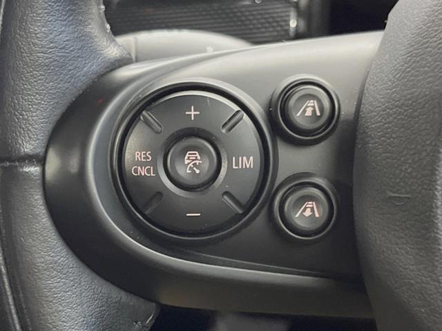 ＭＩＮＩ クーパーＤ　クラブマン　ペッパーＰＫＧ　アクティブクルーズコントロール　ＬＥＤヘッドランプ／ＬＥＤフォグランプ　リアビューカメラ／パークディスタンスコントロール　純正ナビ　インテリジェントセーフティ　１７インチＡＷ　ＥＴＣ（4枚目）