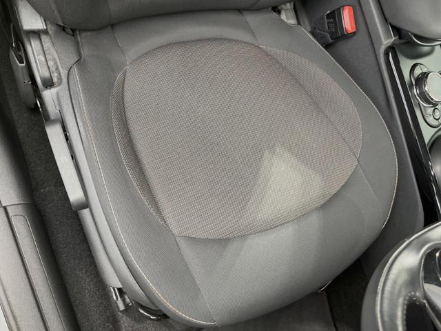 ＭＩＮＩ クーパーＤ　クラブマン　ペッパーＰＫＧ　アクティブクルーズコントロール　ＬＥＤヘッドランプ／ＬＥＤフォグランプ　リアビューカメラ／パークディスタンスコントロール　純正ナビ　インテリジェントセーフティ　１７インチＡＷ　ＥＴＣ（30枚目）