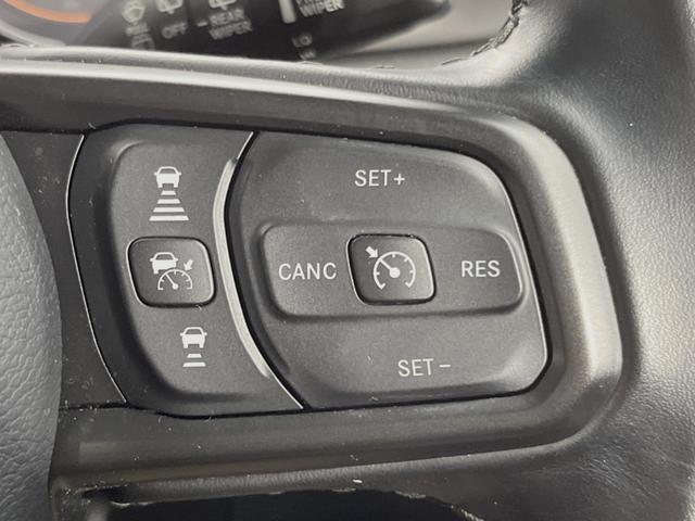 ジープ・ラングラーアンリミテッド スポーツ 4WD Apple Car Play LEDヘッドライト 禁煙 レーダークルーズコントロール バック/サイドカメラ ブラインドスポットモニター 純正17インチアルミホイール 無塗装ハードトップ ETC(5枚目)
