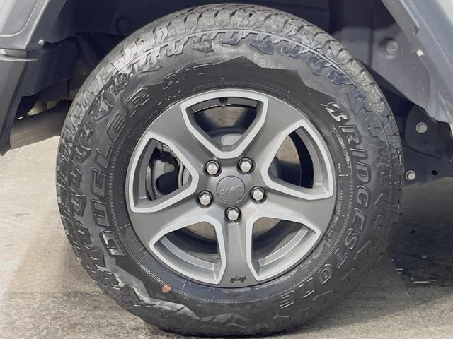 ジープ・ラングラーアンリミテッド スポーツ 4WD Apple Car Play LEDヘッドライト 禁煙 レーダークルーズコントロール バック/サイドカメラ ブラインドスポットモニター 純正17インチアルミホイール 無塗装ハードトップ ETC(55枚目)