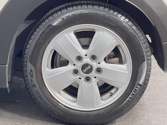 MINI ヴィクトリア 3ドア ナビゲーションPKG LEDヘッドランプ/LEDフォグランプ ユニオンジャックデザインLEDテールレンズ コンフォートアクセス バックカメラ Bluetooth 15インチ5本スポークAW(34枚目)