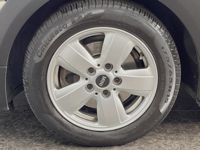 MINI ヴィクトリア 3ドア ナビゲーションPKG LEDヘッドランプ/LEDフォグランプ ユニオンジャックデザインLEDテールレンズ コンフォートアクセス バックカメラ Bluetooth 15インチ5本スポークAW(35枚目)