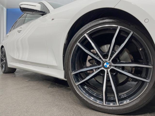 ●純正１９インチアルミホイール：輸入車ならではの卓越した走りを支えるホイールと足回りです！日本車の走りに慣れている方にもぜひ体感して頂きたいほど、高いレベルでまとまっています！