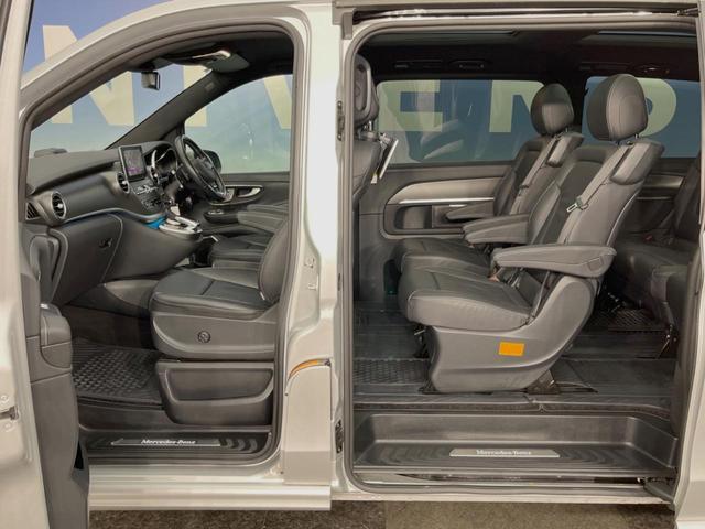 Ｖクラス Ｖ２２０ｄ　スポーツ　ロング　パノラミックスライディングルーフ　レーダーセーフティＰＫＧ　両側パワースライドドア　リアエンターテイメント　Ｂｕｒｍｅｓｔｅｒ　純正ＨＤＤナビ　全周囲カメラ　フルセグＴＶ　黒革　前席シートヒーター（32枚目）