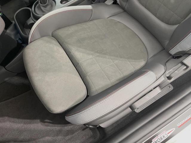 MINI ジョンクーパーワークス エッセンシャル・トリム ジョンクーパーワークストリムPKG アクティブクルーズコントロール ヘッドアップディスプレイ カープレイ 純正ナビ バックカメラ インテリジェントセーフティ 前席シートヒーター 純正18インチAW(29枚目)