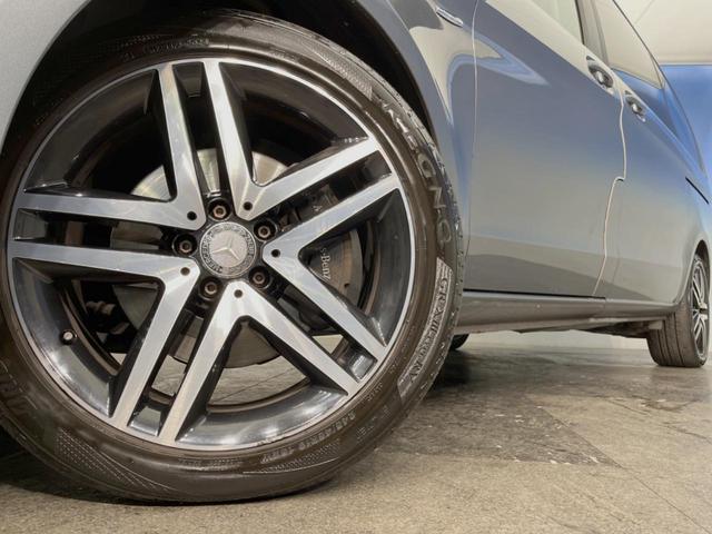 ●純正１９インチアルミホイール：輸入車ならではの卓越した走りを支えるホイールと足回りです！日本車の走りに慣れている方にもぜひ体感して頂きたいほど、高いレベルでまとまっています！