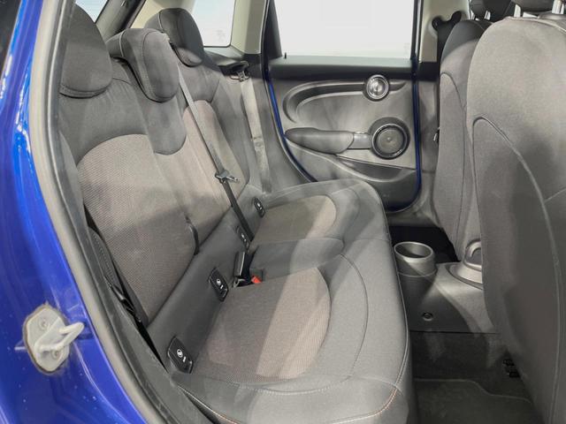 ●後部座席も気になるようなキズ・汚れやへたり等、大きなダメージはなく、良好な状態です。