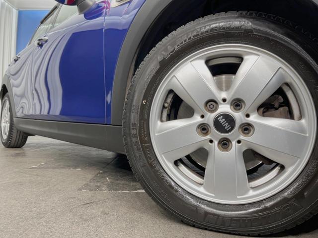 ●純正１５インチアルミホイール：輸入車ならではの卓越した走りを支えるホイールと足回りです！日本車の走りに慣れている方にもぜひ体感して頂きたいほど、高いレベルでまとまっています！